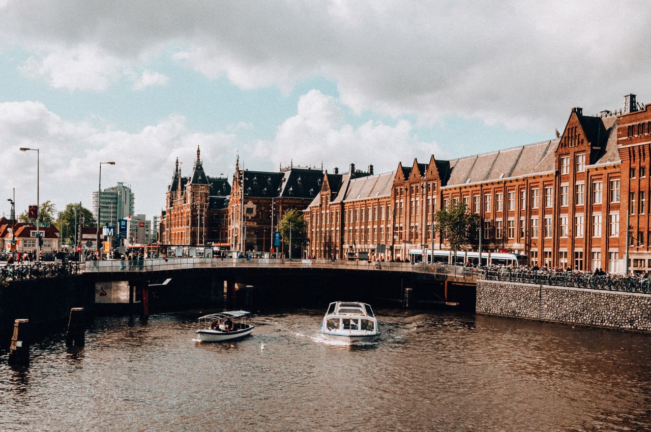 Gracht, brug en historische bebouwing in Amsterdam